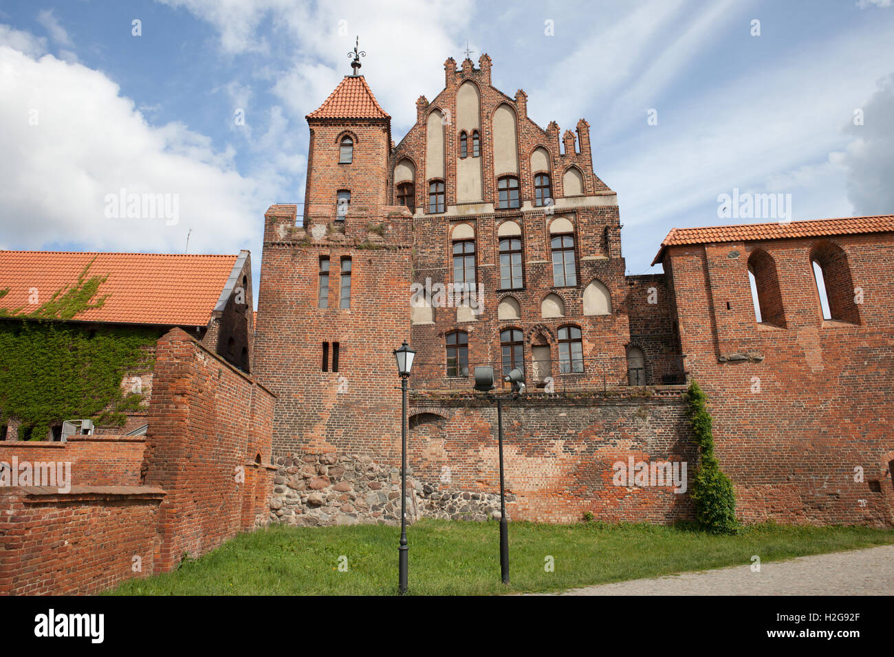 Cittadino corte, torre di sentinella a Torun, Polonia, ex residenza estiva della Confraternita di San Giorgio, gotico medievale architec Foto Stock