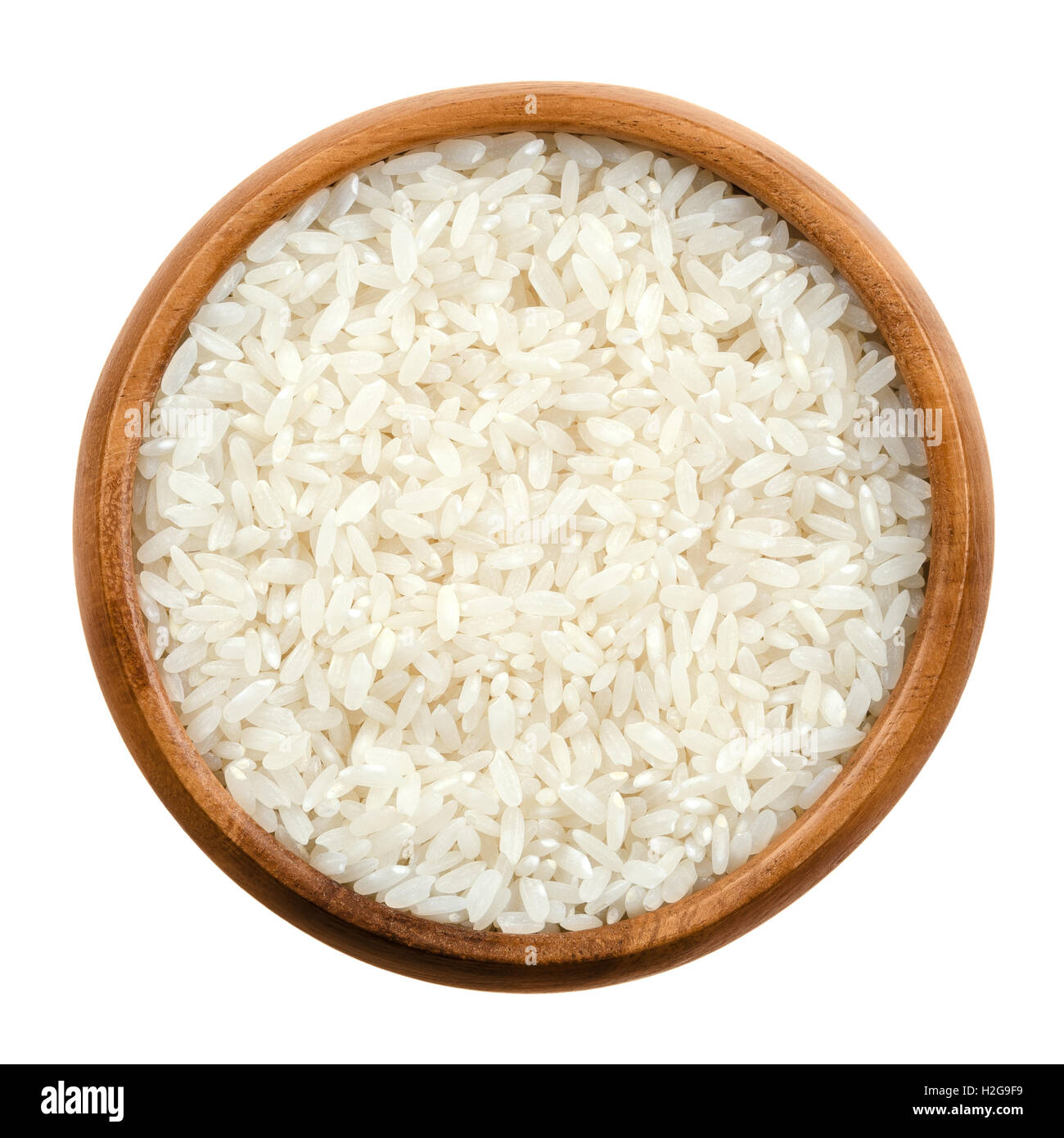 Il riso sushi in una ciotola di legno su sfondo bianco. Bianco a grana di riso  giapponese, i semi di erba Oryza sativa Foto stock - Alamy