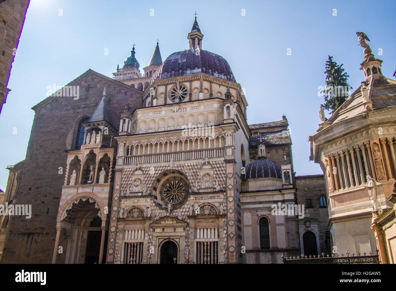 Cappella Colleoni in Piazza del Duomo con la Bapistry sulla destra, Bergamo, regione Lombardia, Italia. Foto Stock
