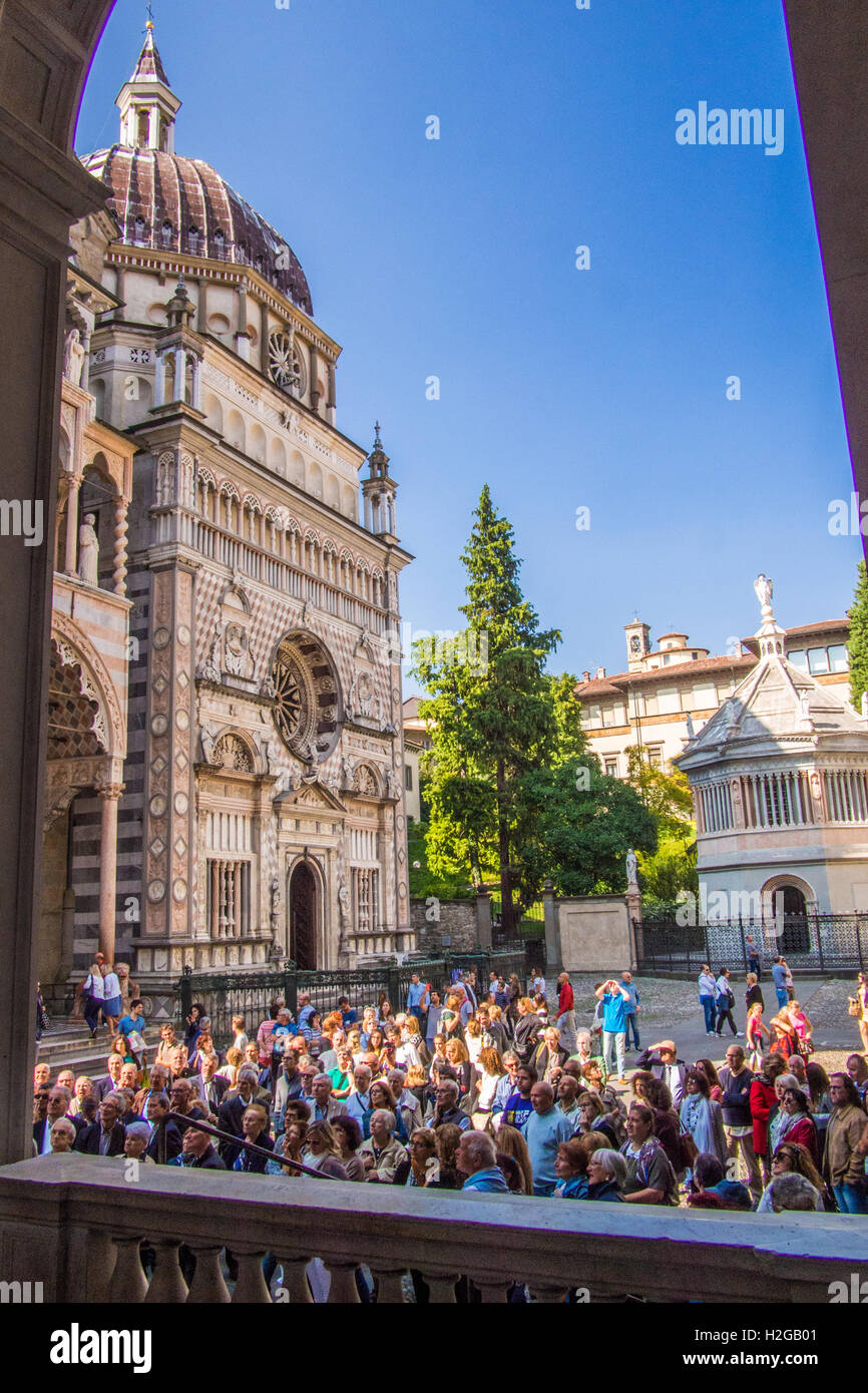 La Cappella Colleoni (sinistra) in Piazza del Duomo con la Bapistry sulla destra, Bergamo, regione Lombardia, Italia. Foto Stock