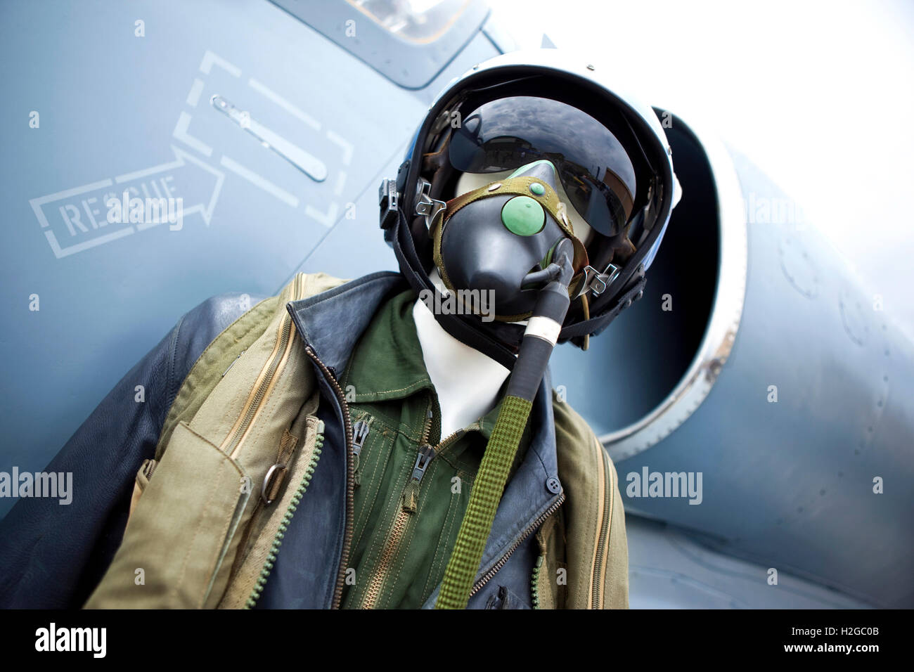 Bombardiere uniforme su un manichino di plastica nella parte anteriore di un aereo di combattimento Foto Stock