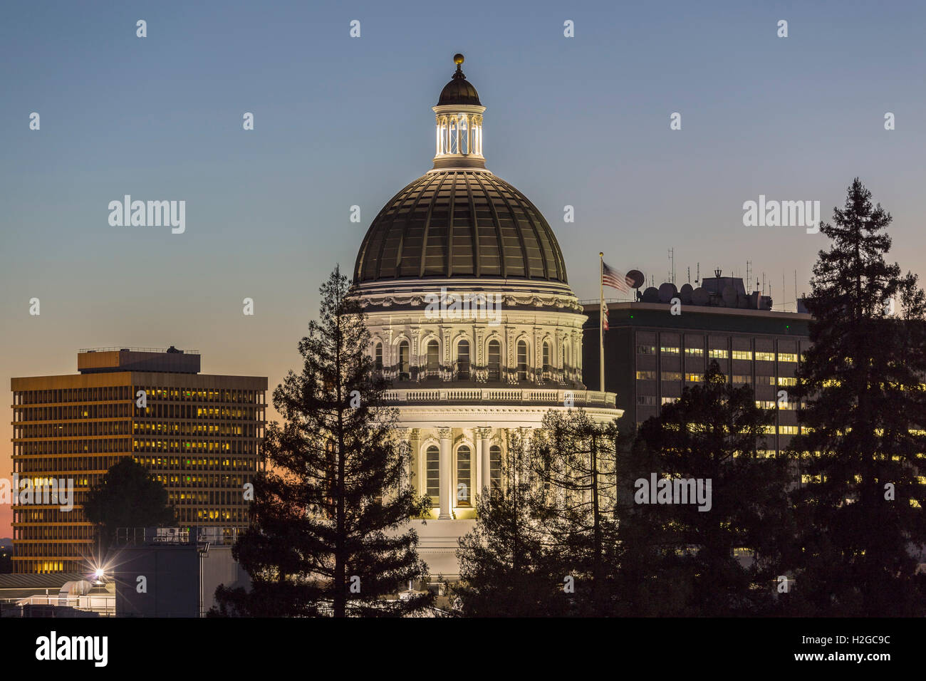 Vista del tramonto della California State Capitol cupola nel centro di Sacramento. Foto Stock