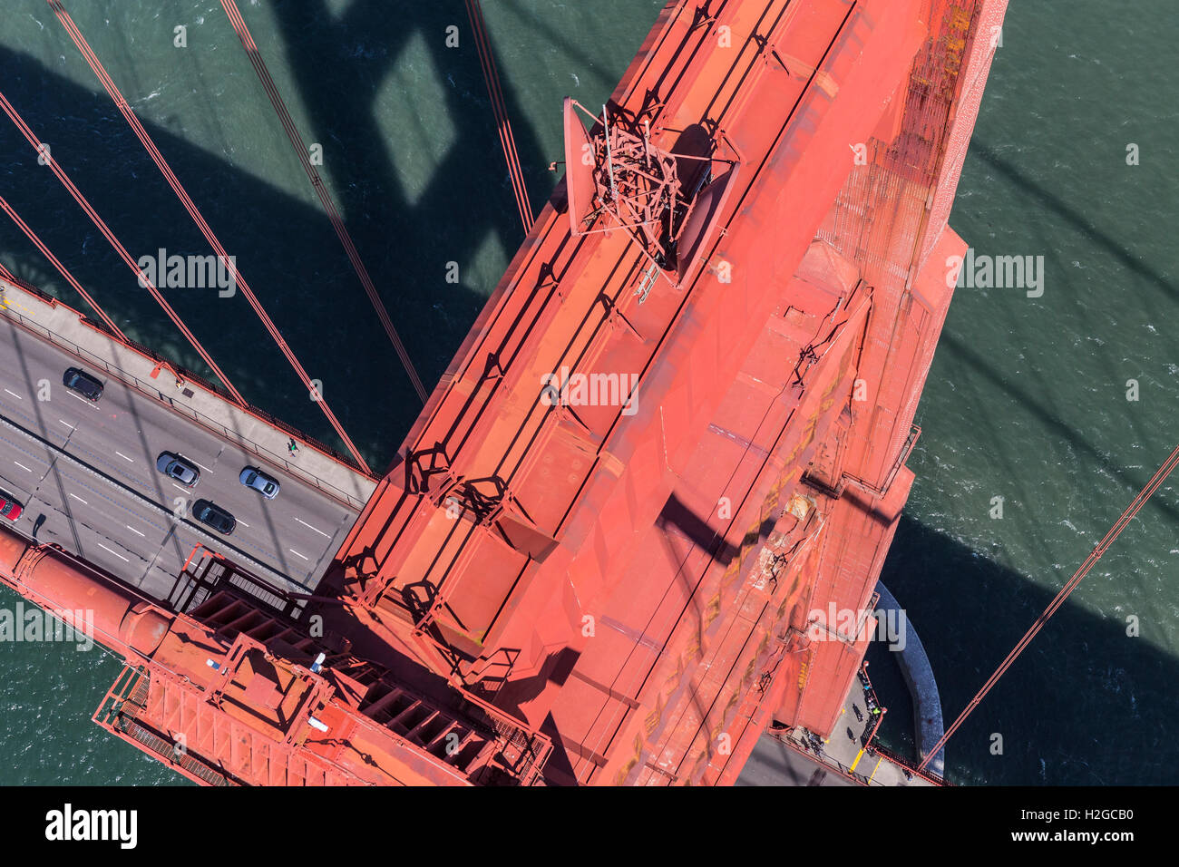 Vista aerea della parte superiore del ponte Golden Gate torre di sospensione. Foto Stock