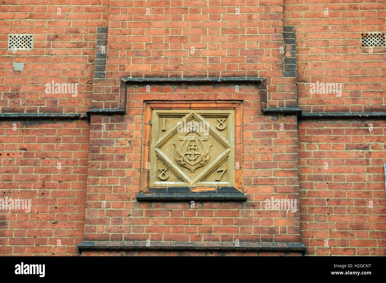Data e iniziali su edificio in mattoni a vista. St Albans. Foto Stock