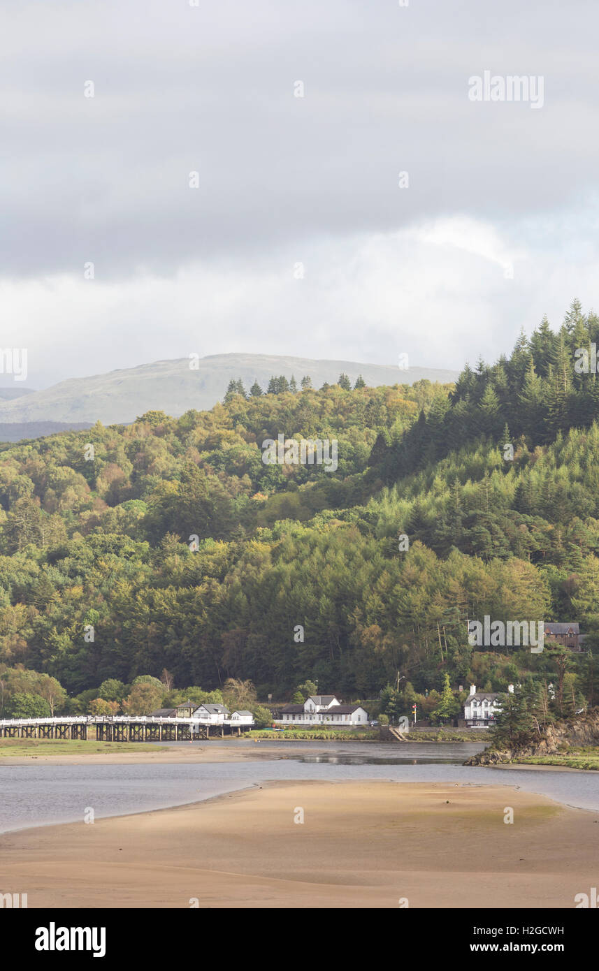 Penmaenpool pedaggio in legno ponte che attraversa il fiume Mawddach, Parco Nazionale di Snowdonia, Gwynedd, Galles del Nord, Regno Unito Foto Stock