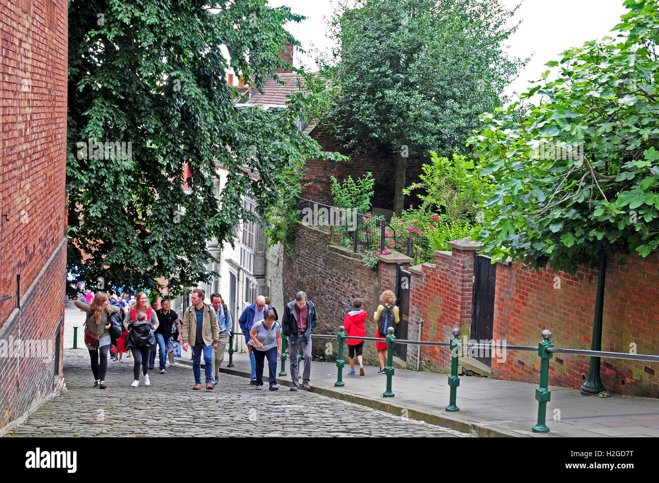 Persone che camminano su ripida collina, Lincoln Foto Stock