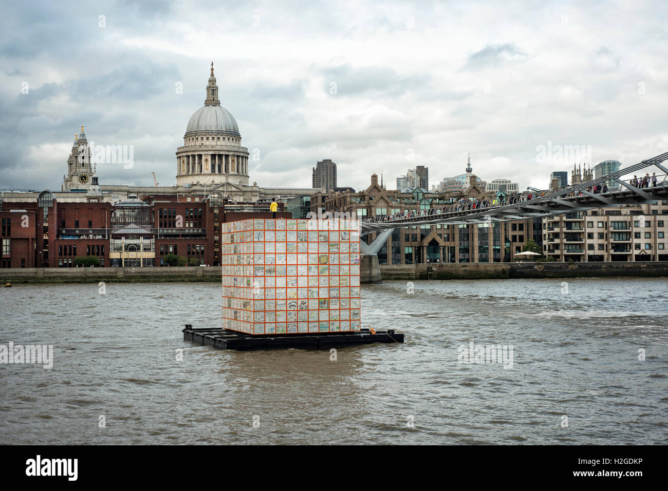 I sogni galleggianti artwork da LC-joong Kang, sul Fiume Tamigi a Londra Foto Stock