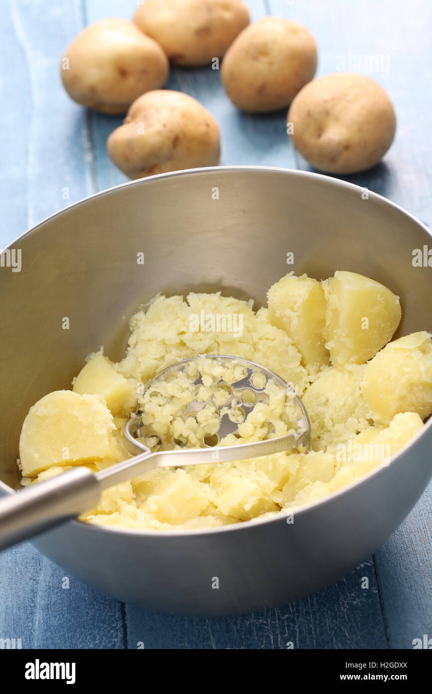 Preparazione della purea di patate, close up Foto Stock