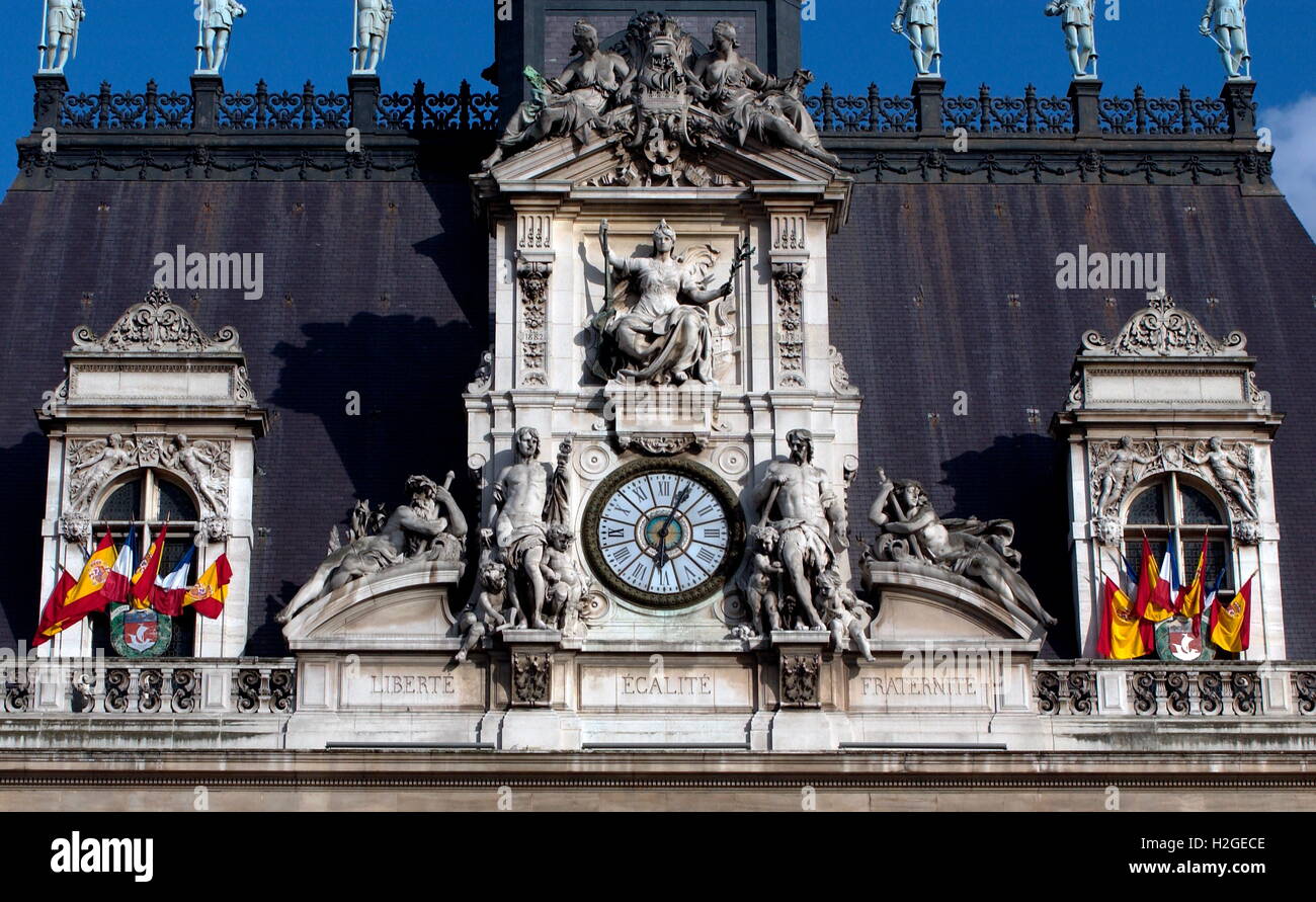 AJAXNETPHOTO. Parigi, Francia. - CITY HALL - LIBERTE, EGALITE, FRATERNITE, inciso sul frontone del HOTEL DE VILLE DE PARIS. Foto:JONATHAN EASTLAND/AJAX REF: D1X62903 82 Foto Stock