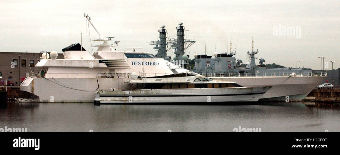 AJAX NEWS FOTO. 2005. DEVONPORT, Plymouth, Inghilterra. Il motor yacht KALAMOUN ormeggiata in un bacino della darsena a fianco del destriero Powerboat. Foto:JONATHAN EASTLAND/AJAX REF:50310 41 Foto Stock