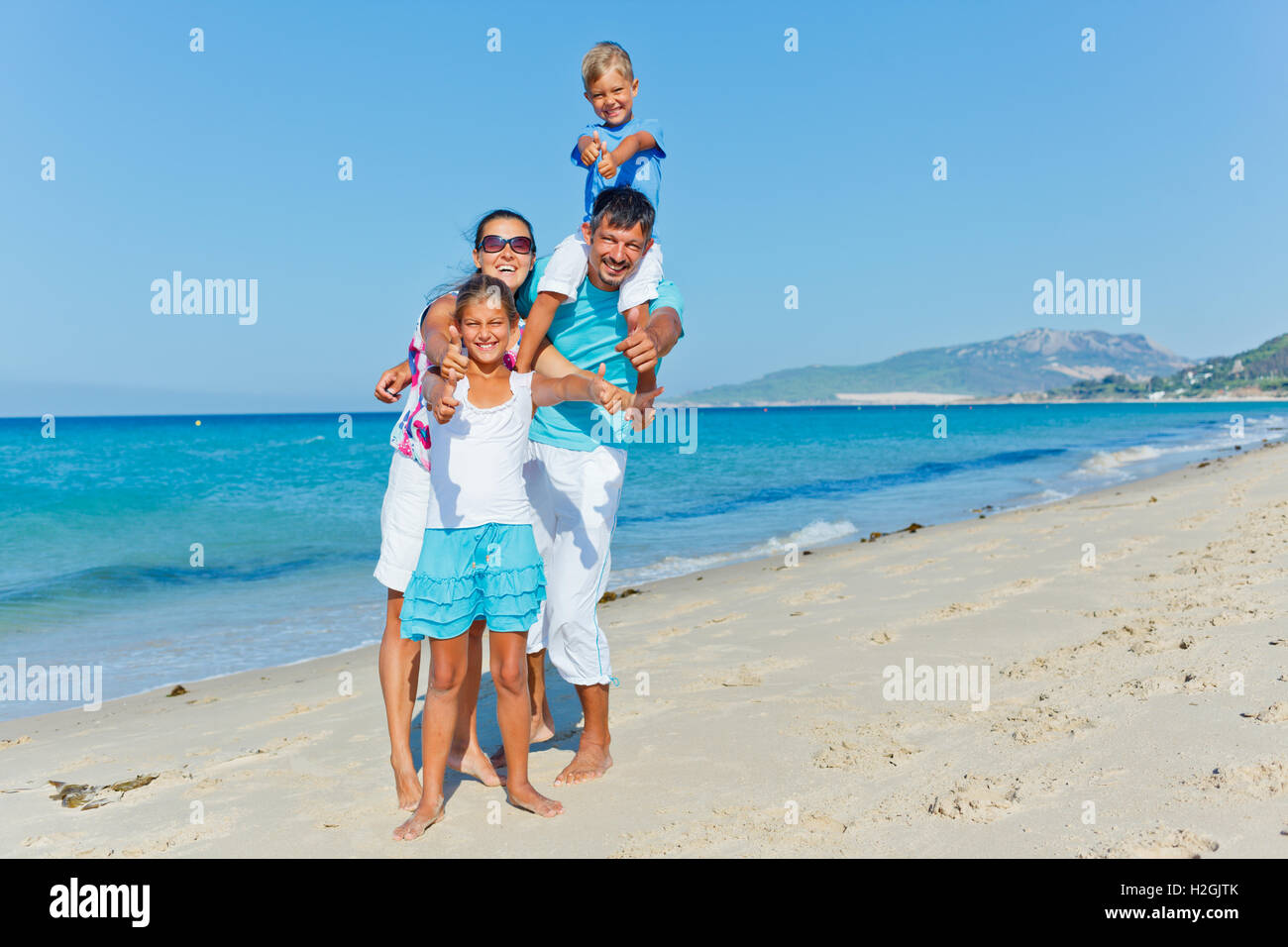 Famiglia avente il divertimento sulla spiaggia Foto Stock