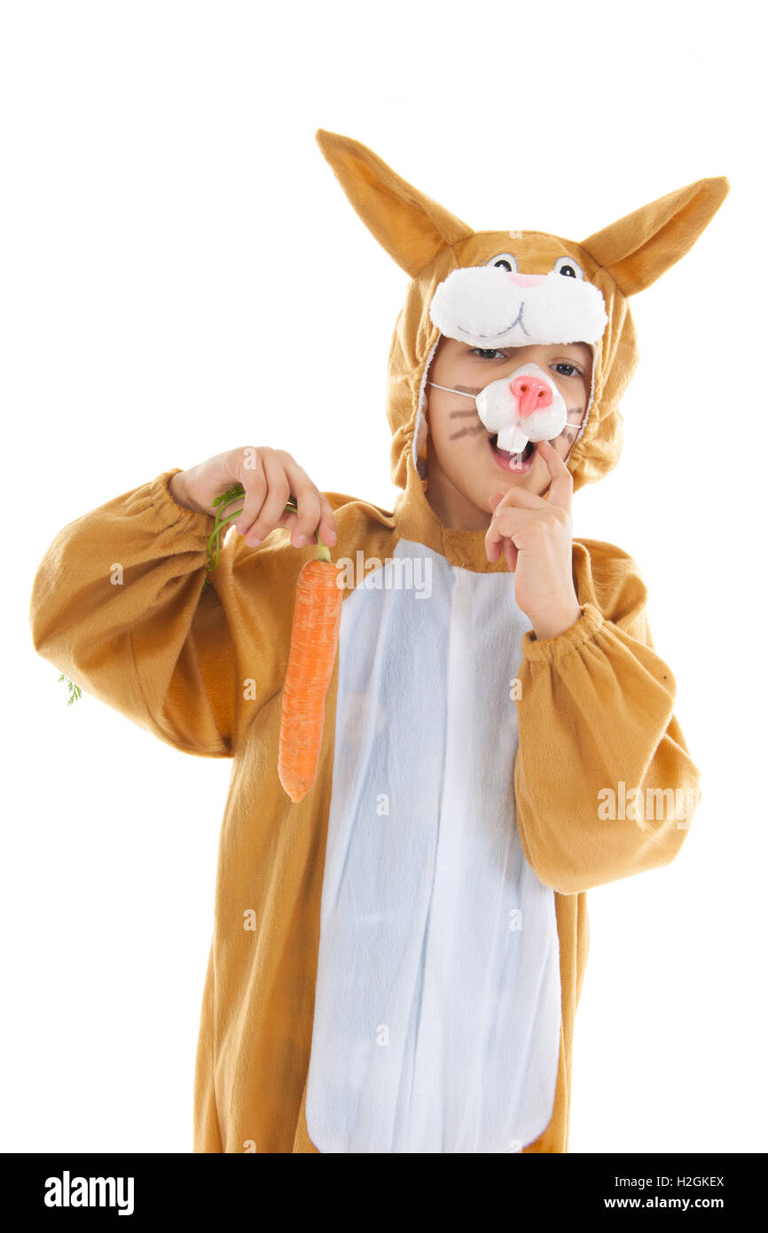 Bambino come lepre di pasqua con le carote Foto Stock