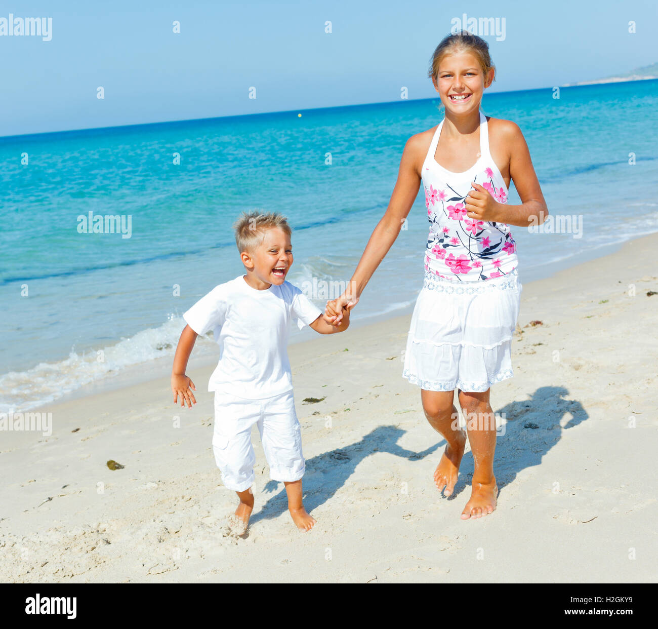 Carino un ragazzo e una ragazza sulla spiaggia Foto Stock