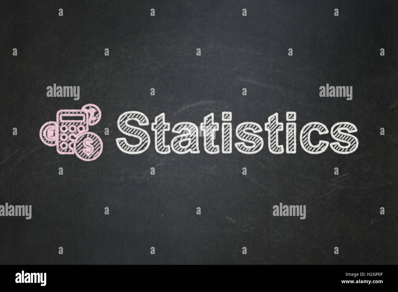 Il concetto di business: calcolatrice e statistiche su sfondo lavagna Foto Stock