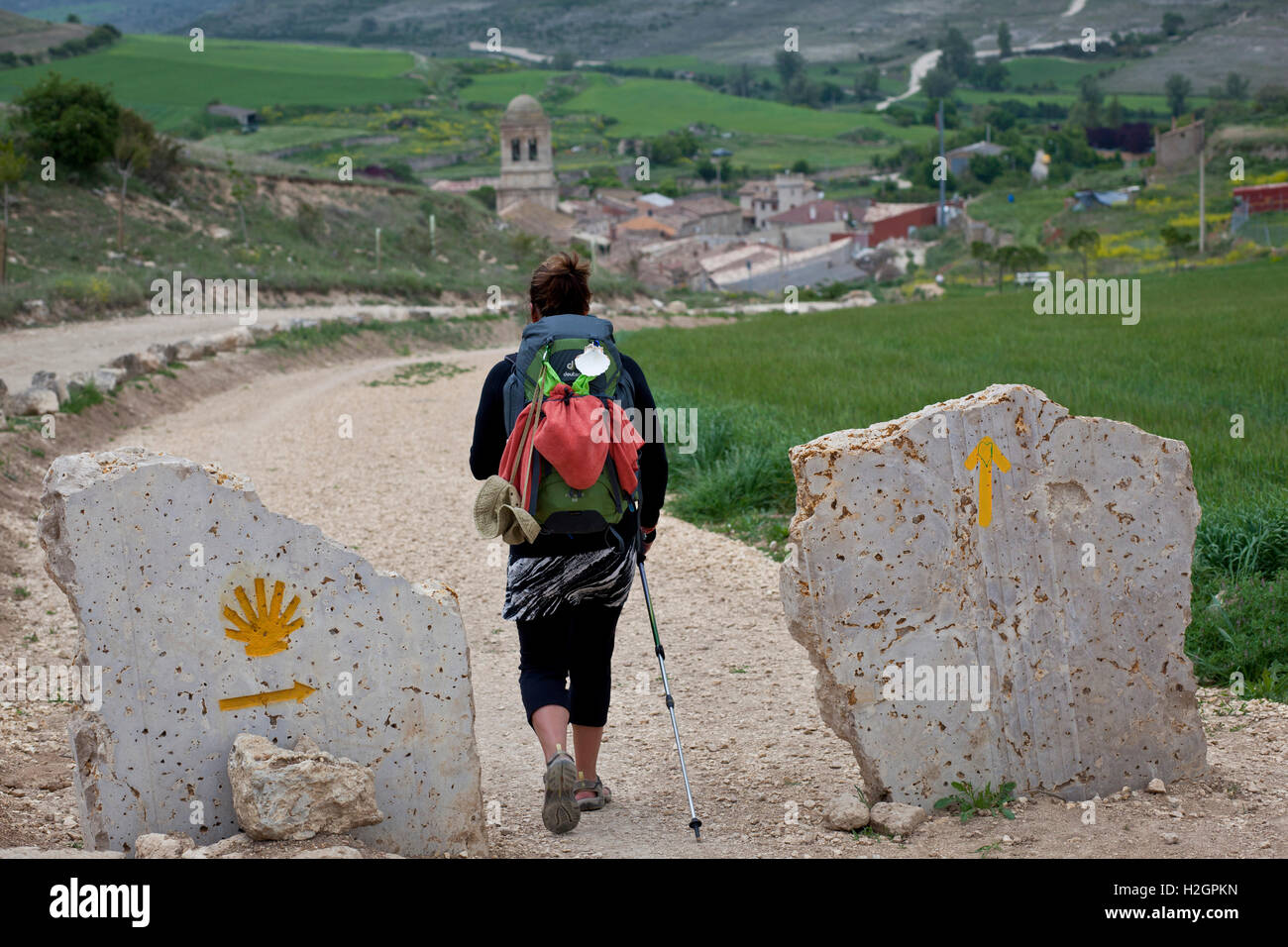 Pellegrino si avvicinano villaggio lungo il Camino de Santiago, route Francesca Foto Stock