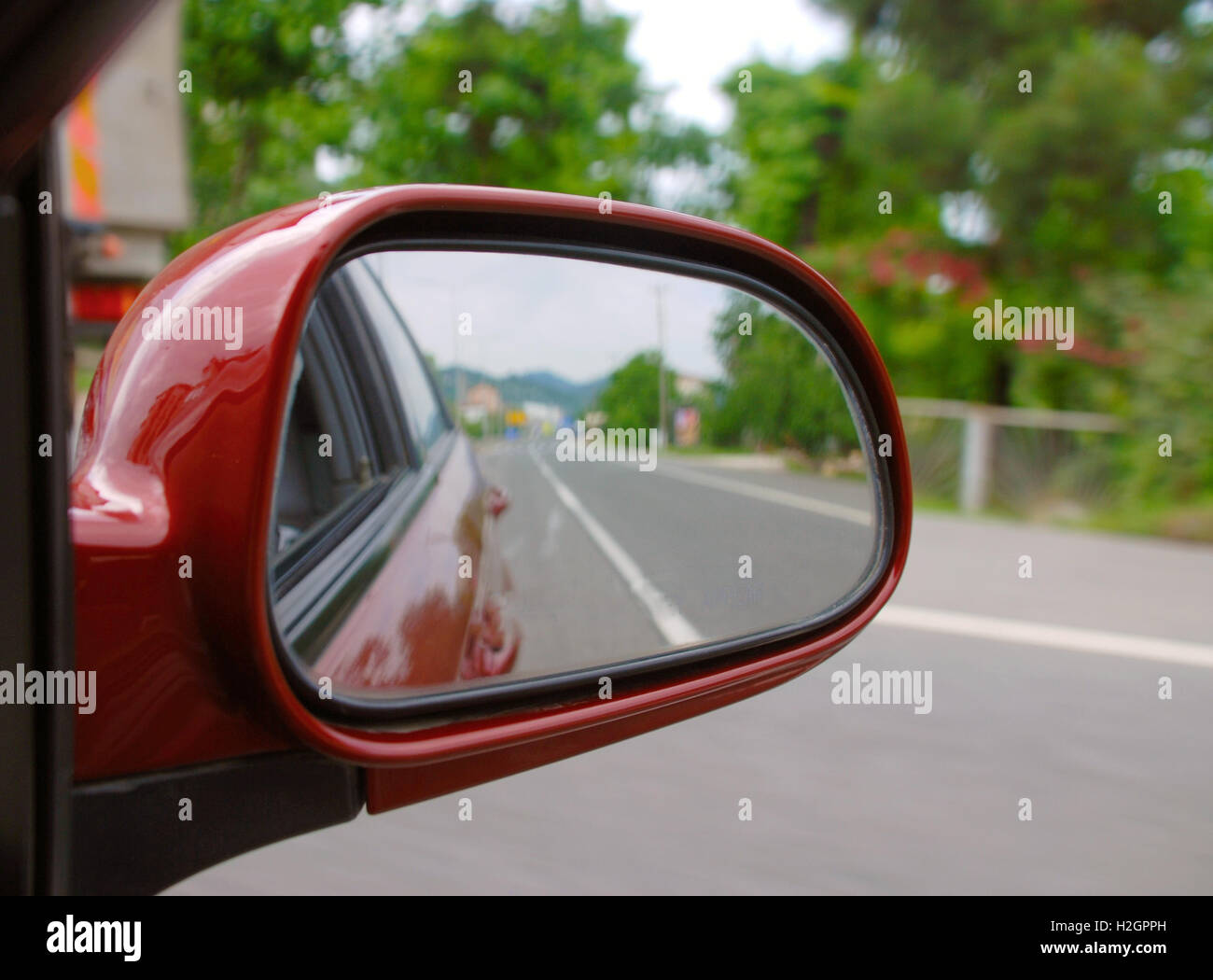 Specchio auto.Vista della vettura lo specchietto laterale. Foto Stock