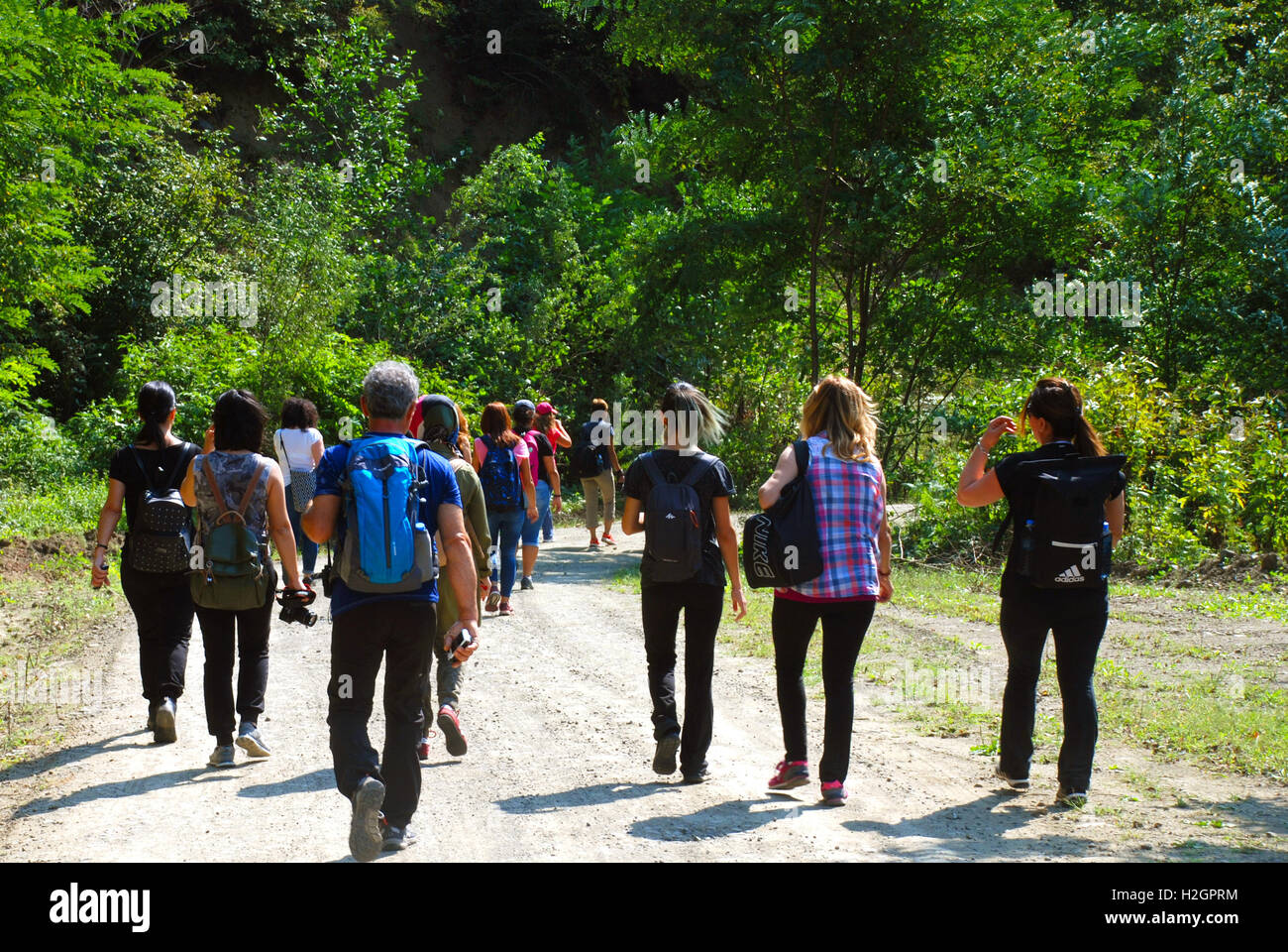 Escursionismo gruppo.Gli uomini e le donne nella natura durante le escursioni. Foto Stock