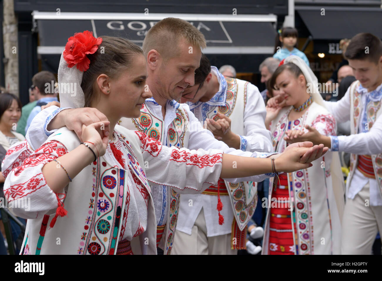 Concerto di rumeno gruppo folcloristico vicino a Manneken Pis nel giorno di Folklorissimo 2016 Festa Folcloristica e week-end senza auto in Foto Stock