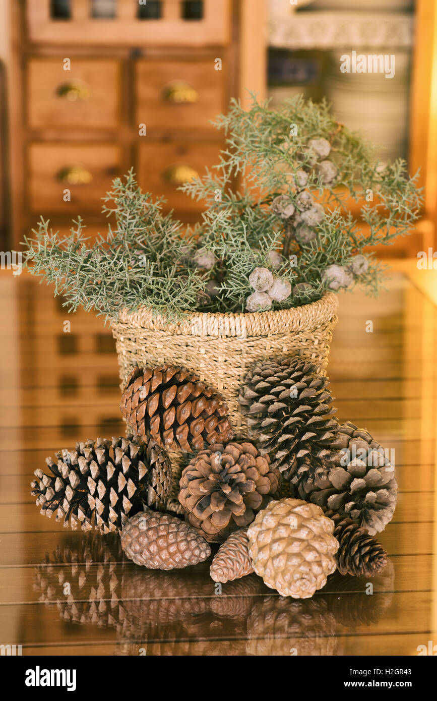 Decorazione di natale con ananas e rami di ginepro Foto Stock