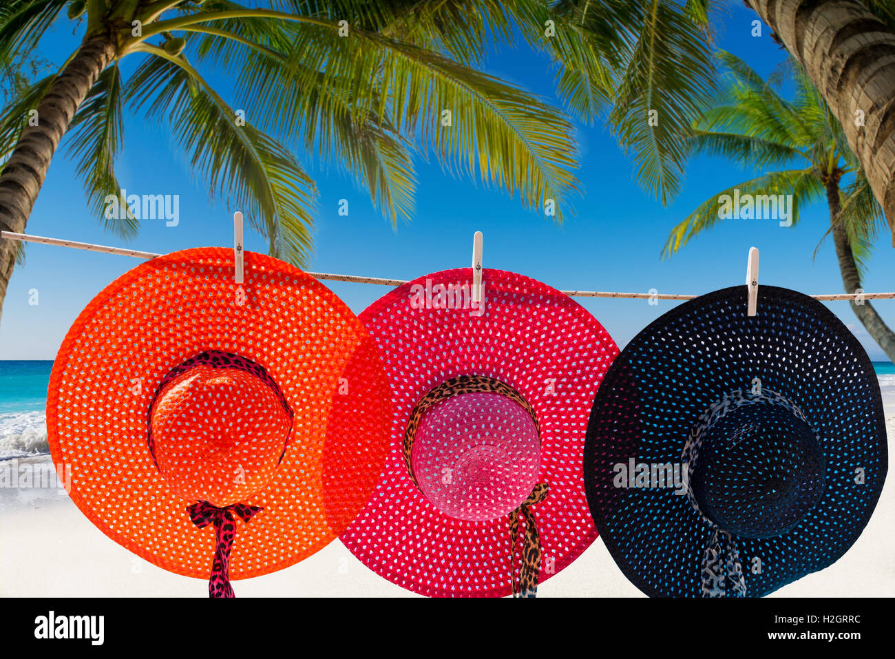 Tre cappelli essiccamento sulla fune dell Isola di Phi Phi island beach in Thailandia Foto Stock