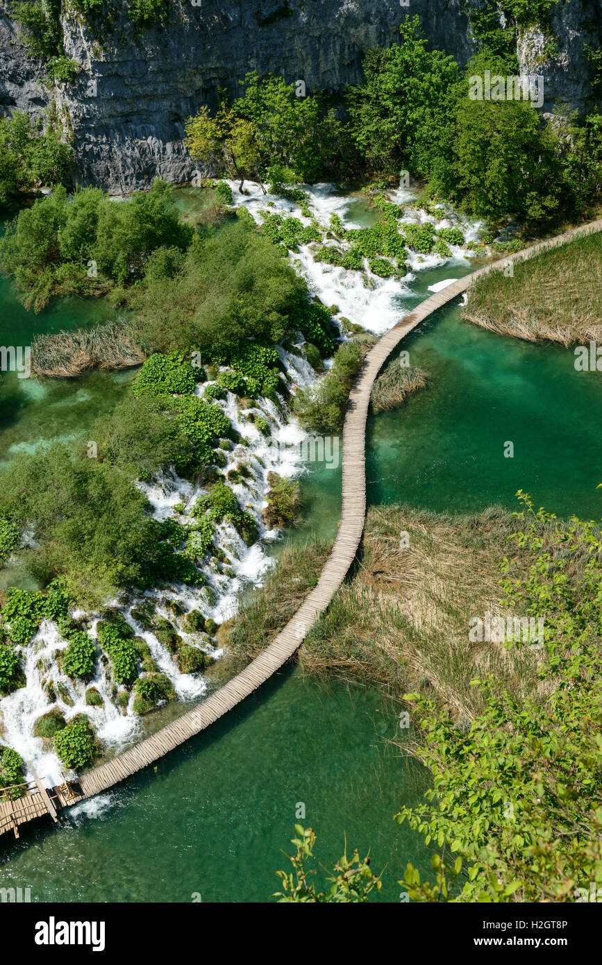 Il Boardwalk, piccole cascate, il Parco Nazionale dei Laghi di Plitvice, Jezera, Lika-Senj Affitto County, Croazia Foto Stock