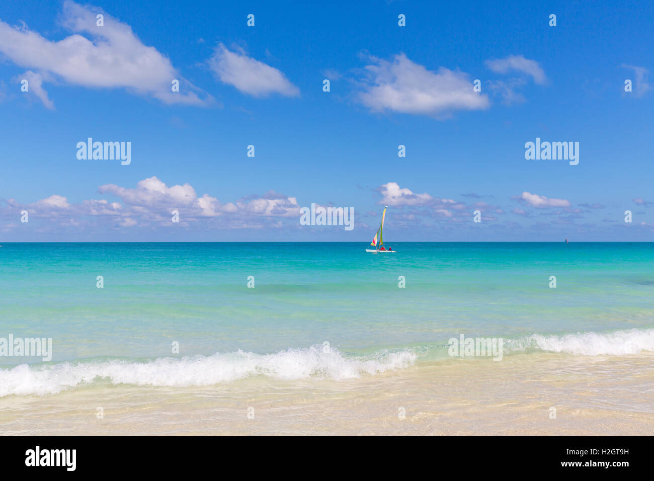 Barca a vela in acqua turchese, isola di Cayo Santa Maria, Antille Maggiori, Cuba Foto Stock