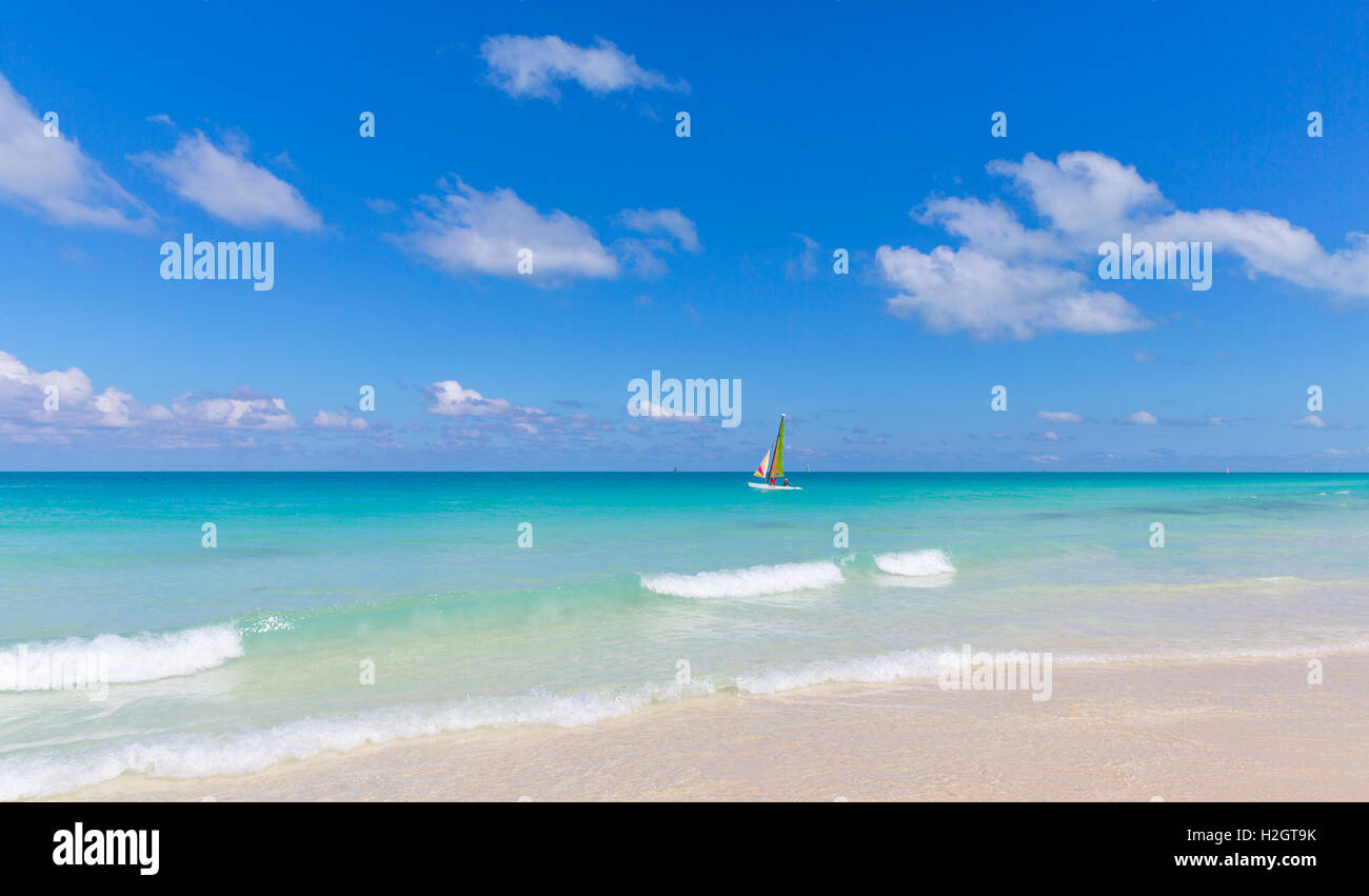 Barca a vela in acqua turchese, isola di Cayo Santa Maria, Antille Maggiori, Cuba Foto Stock