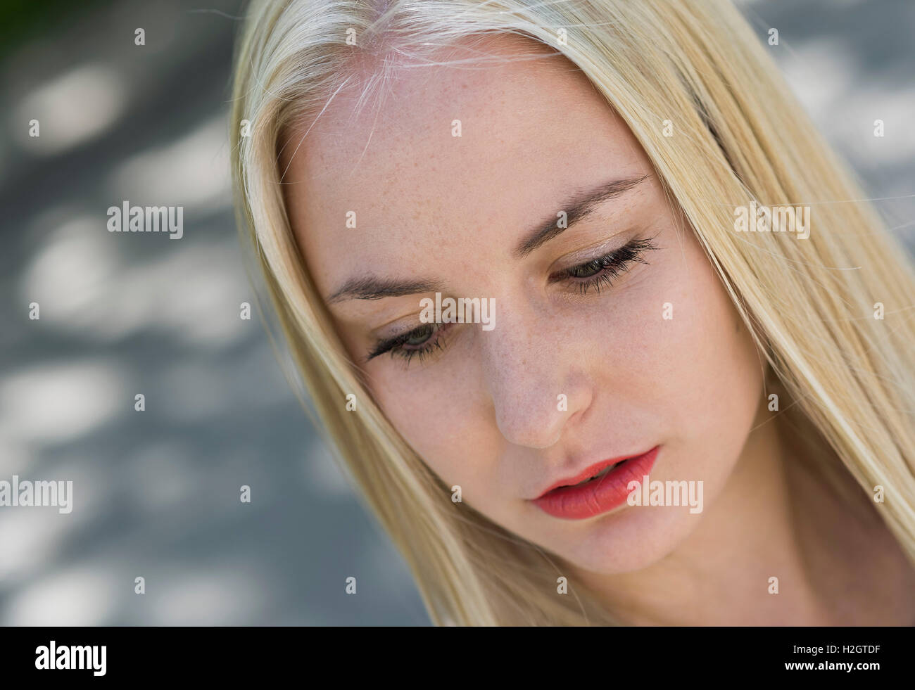 18 anno di età giovane donna con capelli lunghi biondi, ritratto Foto Stock