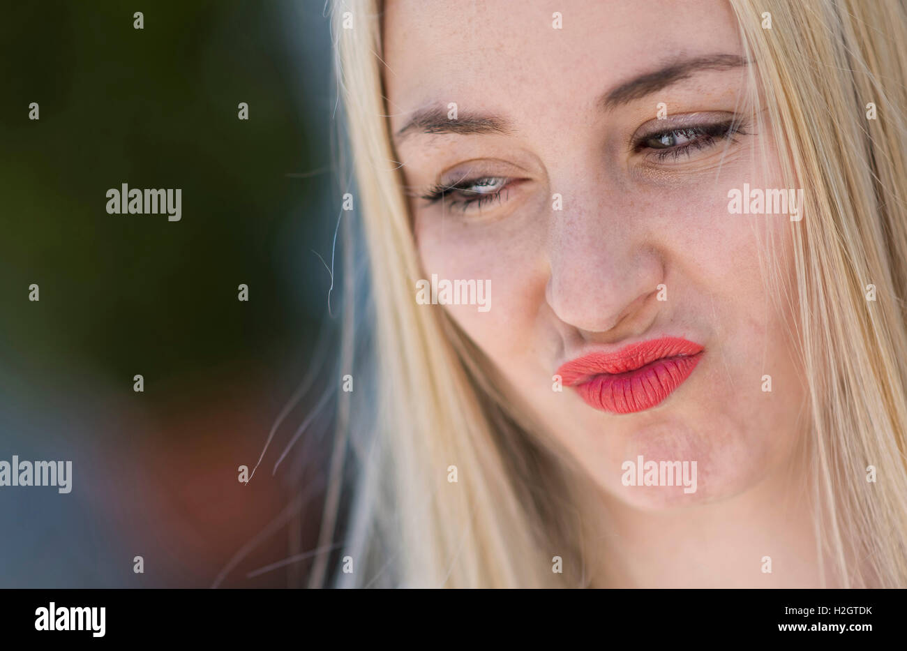 18 anno di età giovane donna busbana francese, lunghi capelli biondi, ritratto Foto Stock