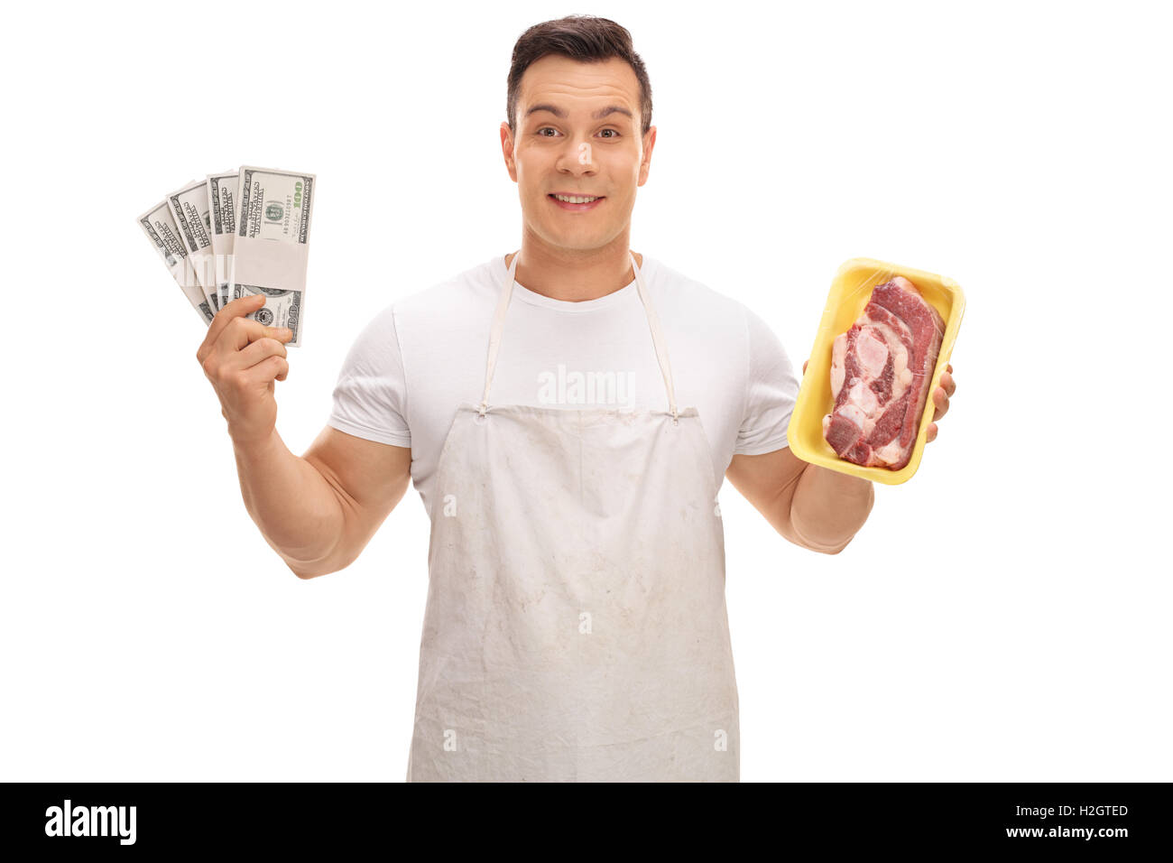 Butcher tenendo una bistecca e pile di denaro isolato su sfondo bianco Foto Stock