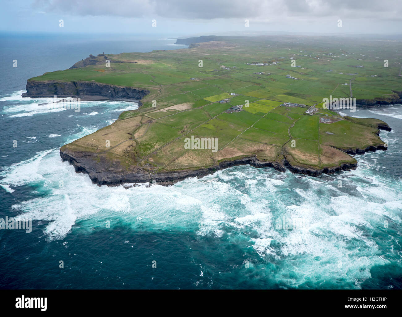 Testa Hags, scogliere, forti onde, le scogliere di Moher, County Clare, Oceano Atlantico, Irlanda Foto Stock