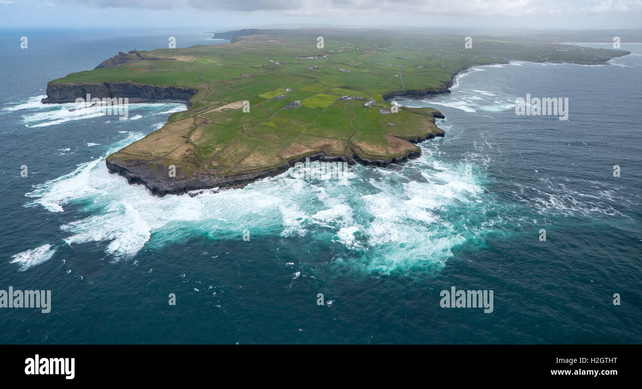 Testa Hags, scogliere, forti onde, le scogliere di Moher, County Clare, Oceano Atlantico, Irlanda Foto Stock