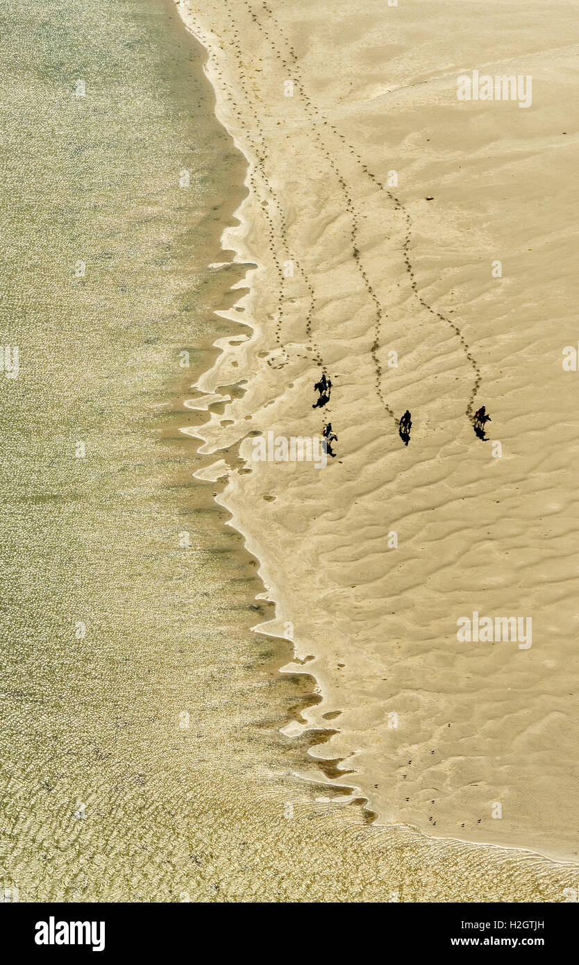 Rusheen Bay, Cavalieri sulla spiaggia sabbiosa, Galway, County Clare, Irlanda Foto Stock