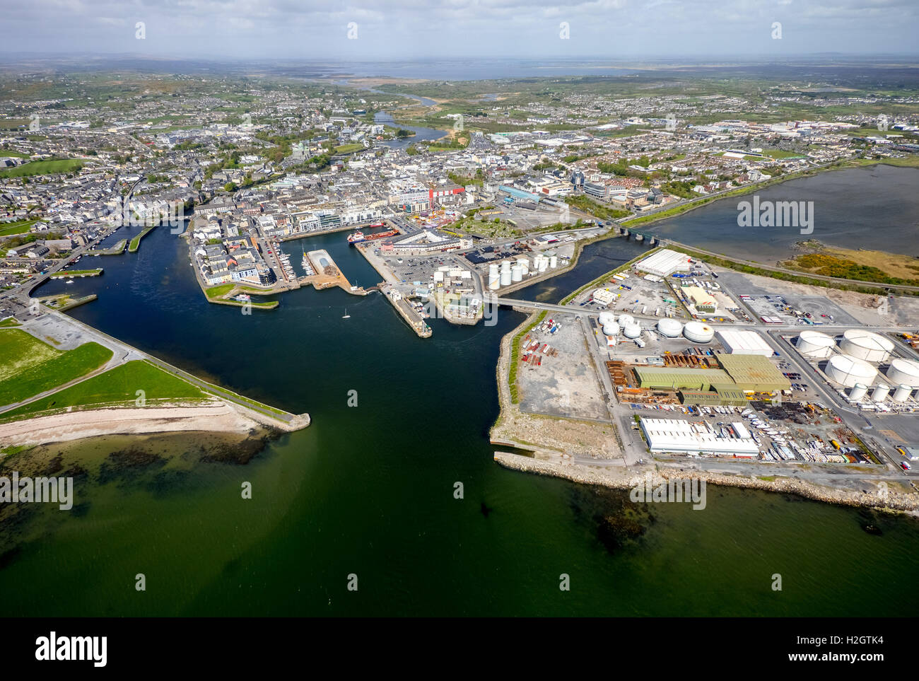 Vista della città e del porto, dock e Business Enterprise Park, Galway, County Clare, Irlanda Foto Stock