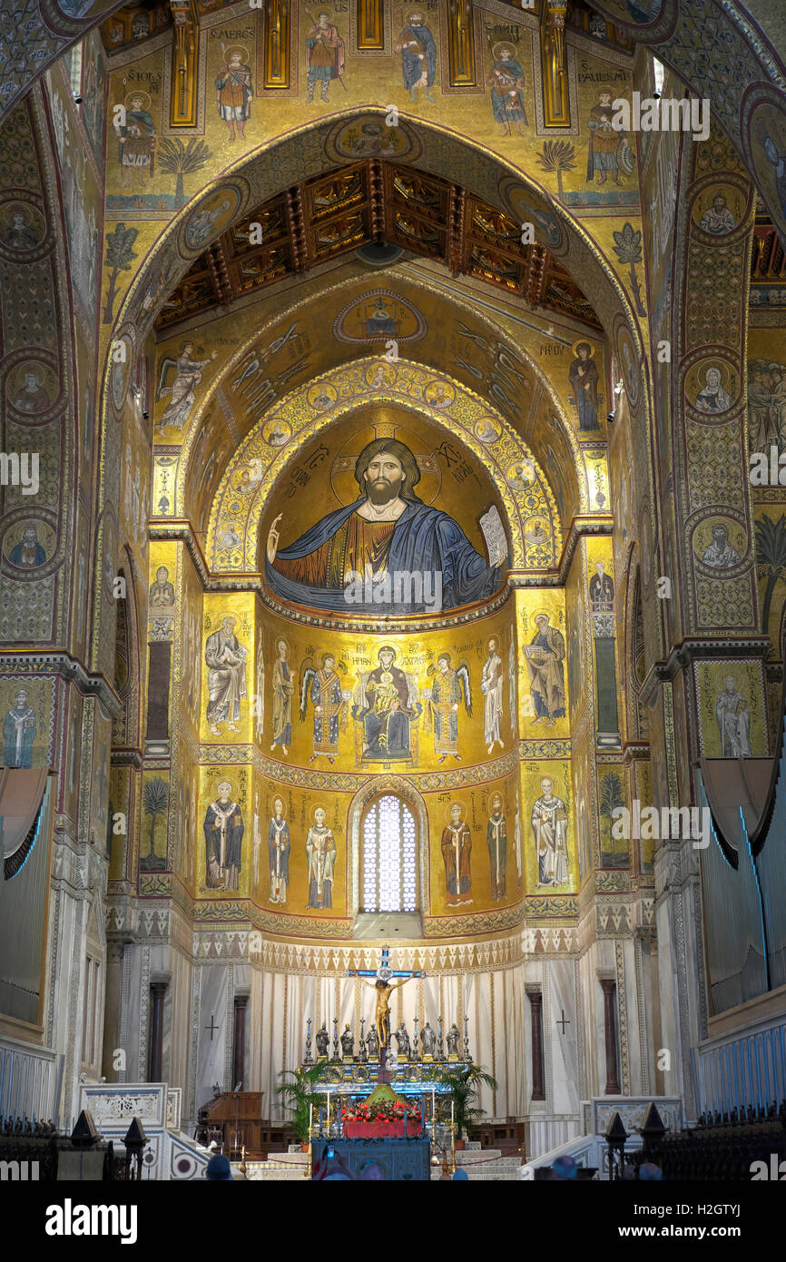 Coro con mosaici a parete, Cristo Pantocratore al centro, la Cattedrale di Monreale, Monreale, sicilia, Italia Foto Stock