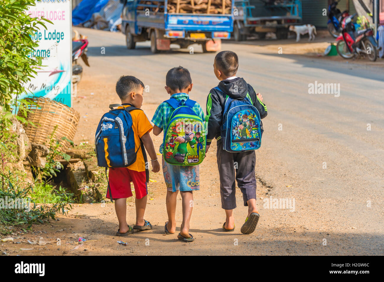 Tre piccoli ragazzi che vanno a scuola Nong Khiaw, Luang Prabang Provincia, Laos Foto Stock