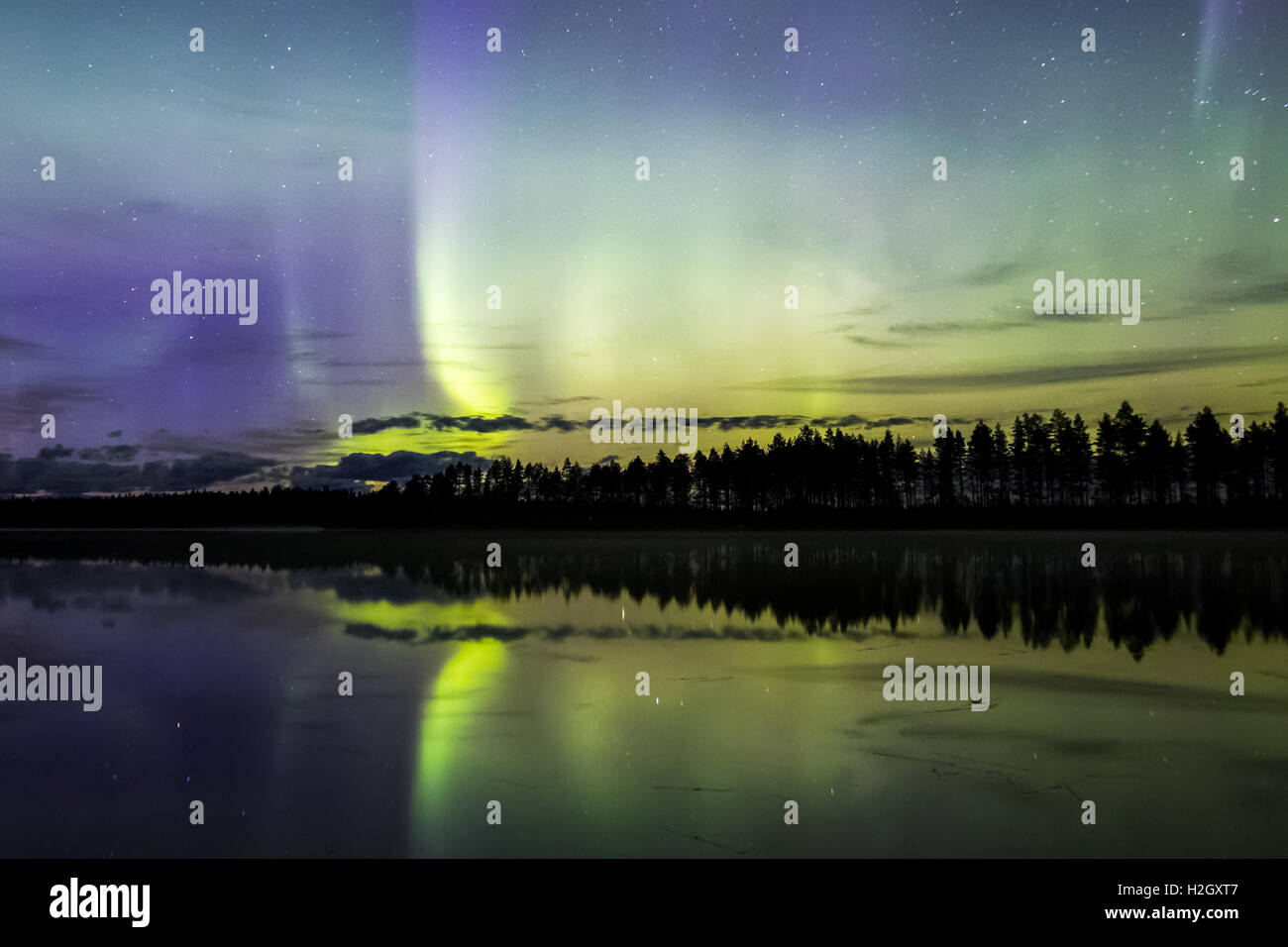 Aurora boreale flaming nel cielo sopra la Finlandia Foto Stock