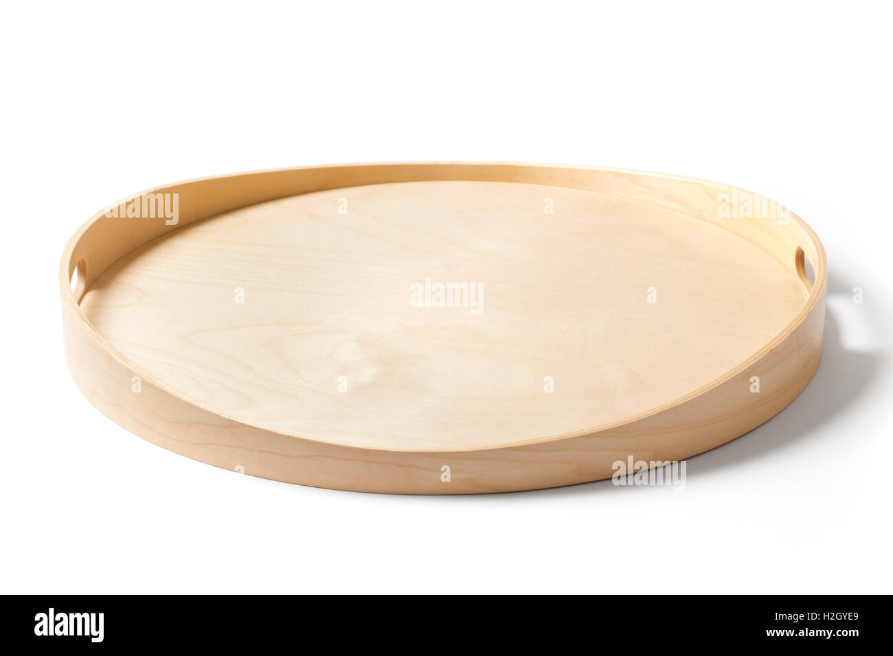 Svuotare il vassoio di legno pronto per servire isolati su sfondo bianco. Foto Stock