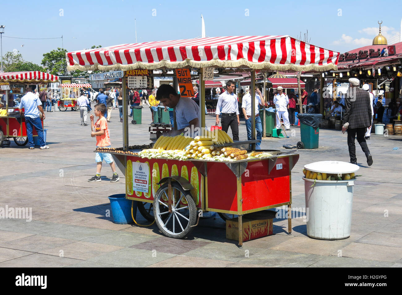 Istanbul, Turchia - 20 Maggio: Unidentified street distributore vende il mais su una strada a Maggio 20, 2016, Istanbul, Turchia. Foto Stock