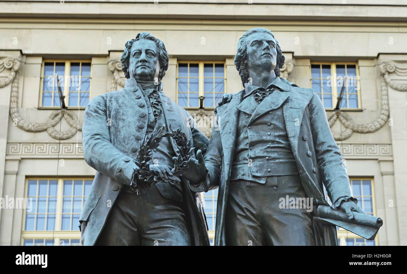 Un monumento di Goethe-Schiller, Weimar, Agosto 26, 2016. | Utilizzo di tutto il mondo Foto Stock