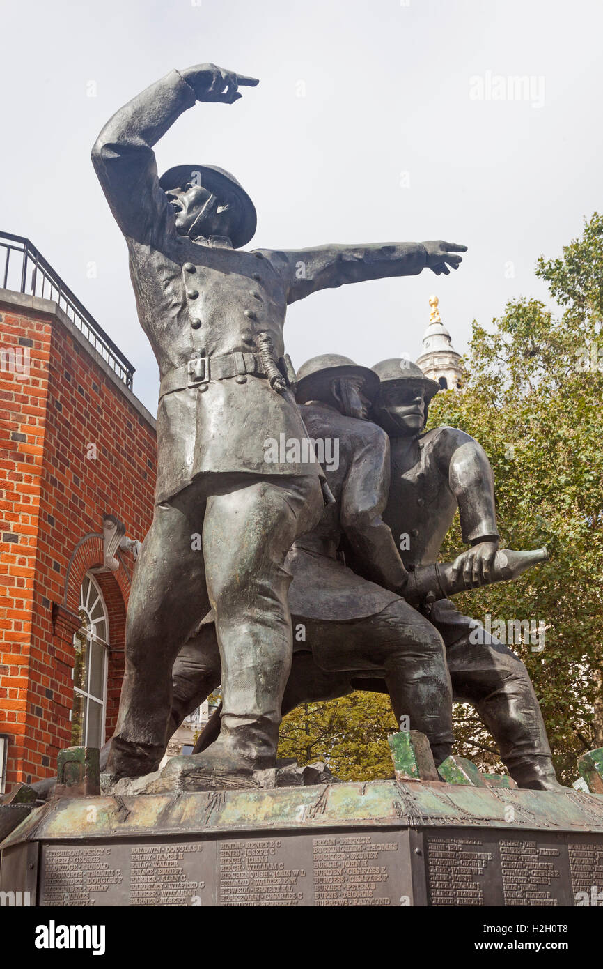 City of London vigili del fuoco National Memorial nel Carter Lane giardini di San Paolo Foto Stock