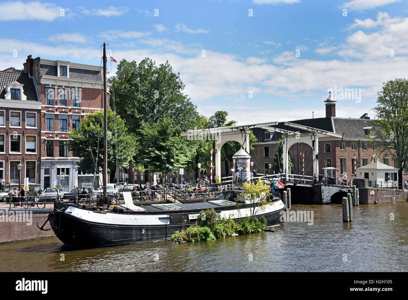 Houseboat Amstel - Walter Suskindbrug olandese di Amsterdam Paesi Bassi Foto Stock