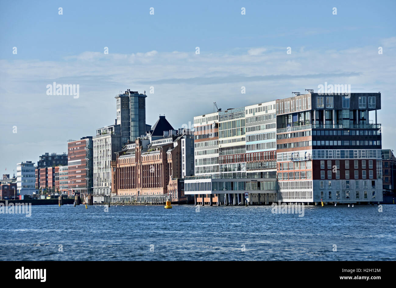 Amsterdam Paesi Bassi architettura moderna Appartamenti su Westerdoksdijkand tra Oude Houthaven e IJ Port Harbour canal Foto Stock
