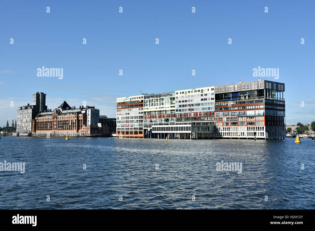 Amsterdam Paesi Bassi architettura moderna Appartamenti su Westerdoksdijkand tra Oude Houthaven e IJ Port Harbour canal Foto Stock