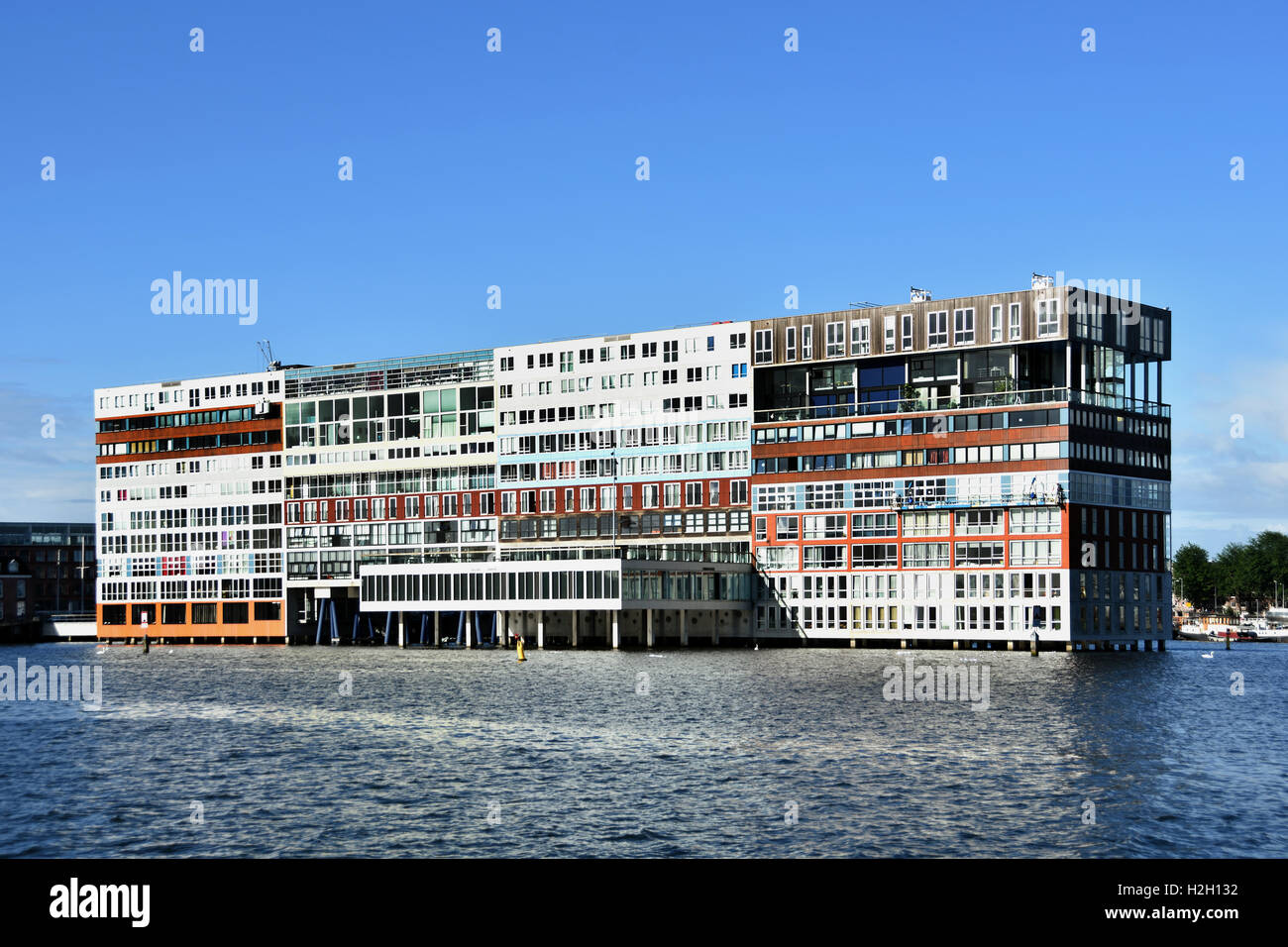 Amsterdam Paesi Bassi architettura moderna Appartamenti su Westerdoksdijkand tra Oude Houthaven e IJ Port Harbour canal Foto Stock
