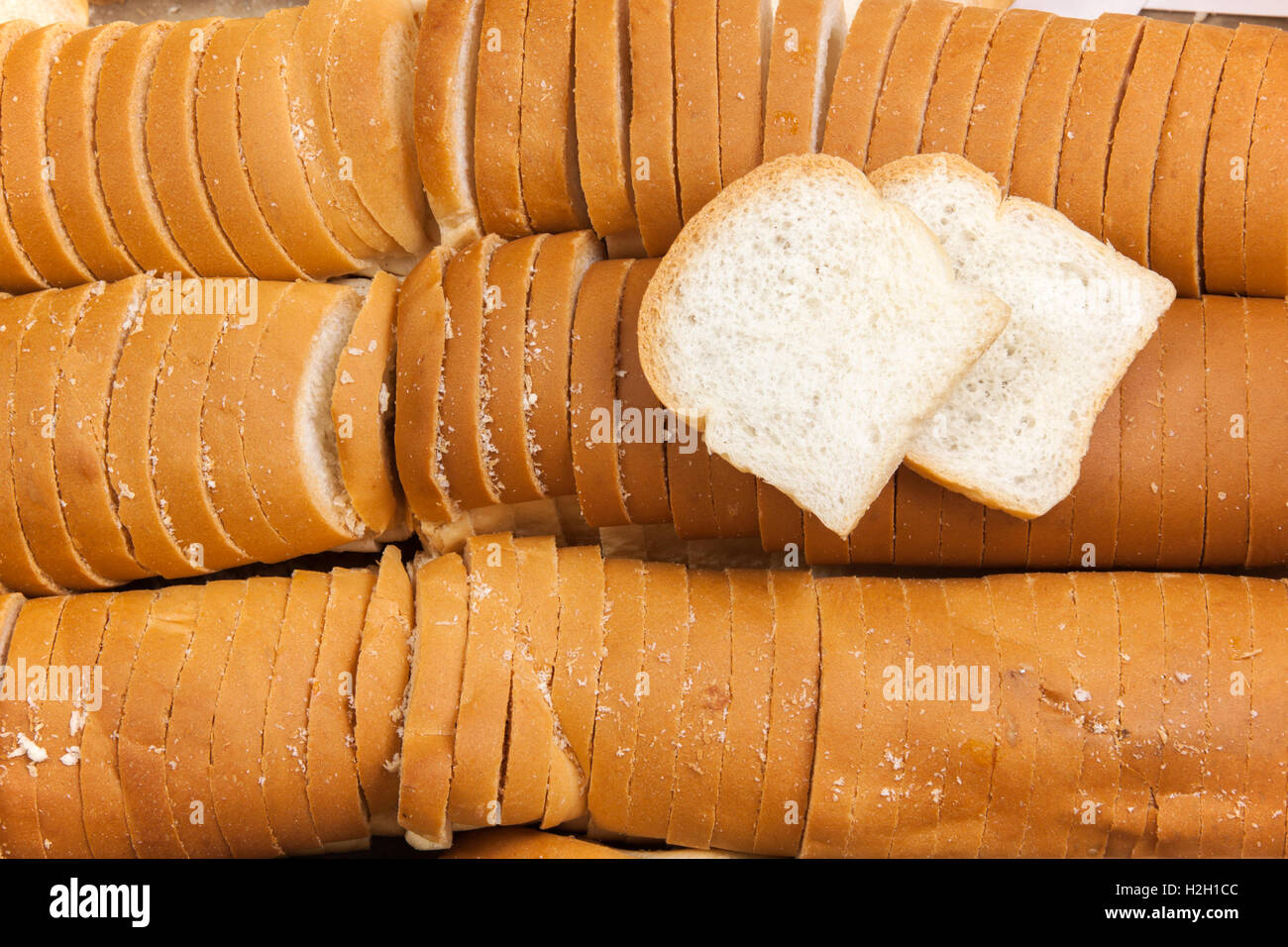 Pane bianco petite o sandwich collocato nella casella carta. closeup. Un mucchio di mini toast Foto Stock