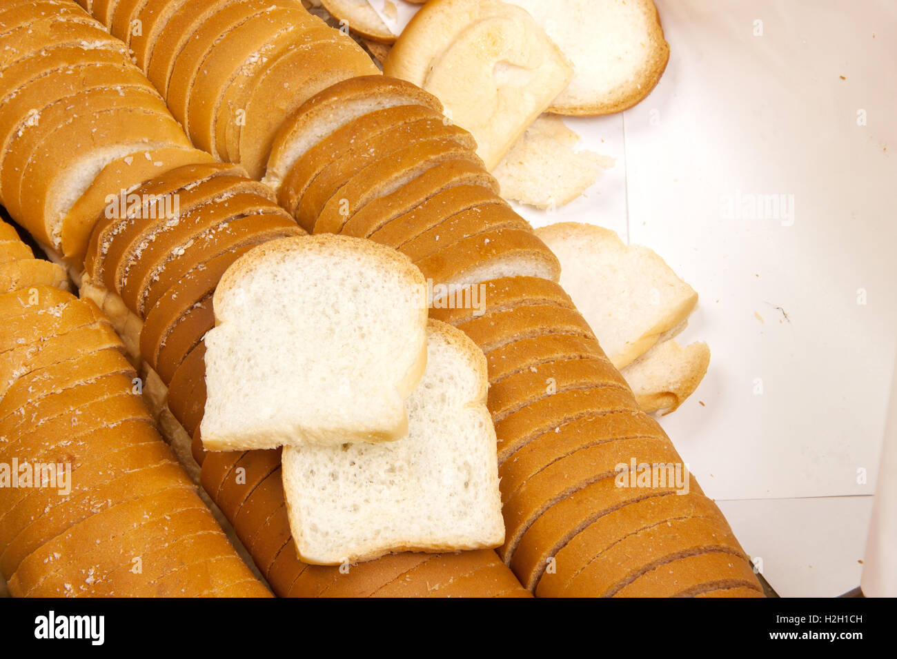 Pane bianco petite o sandwich collocato nella casella carta. closeup. Un mucchio di mini toast Foto Stock