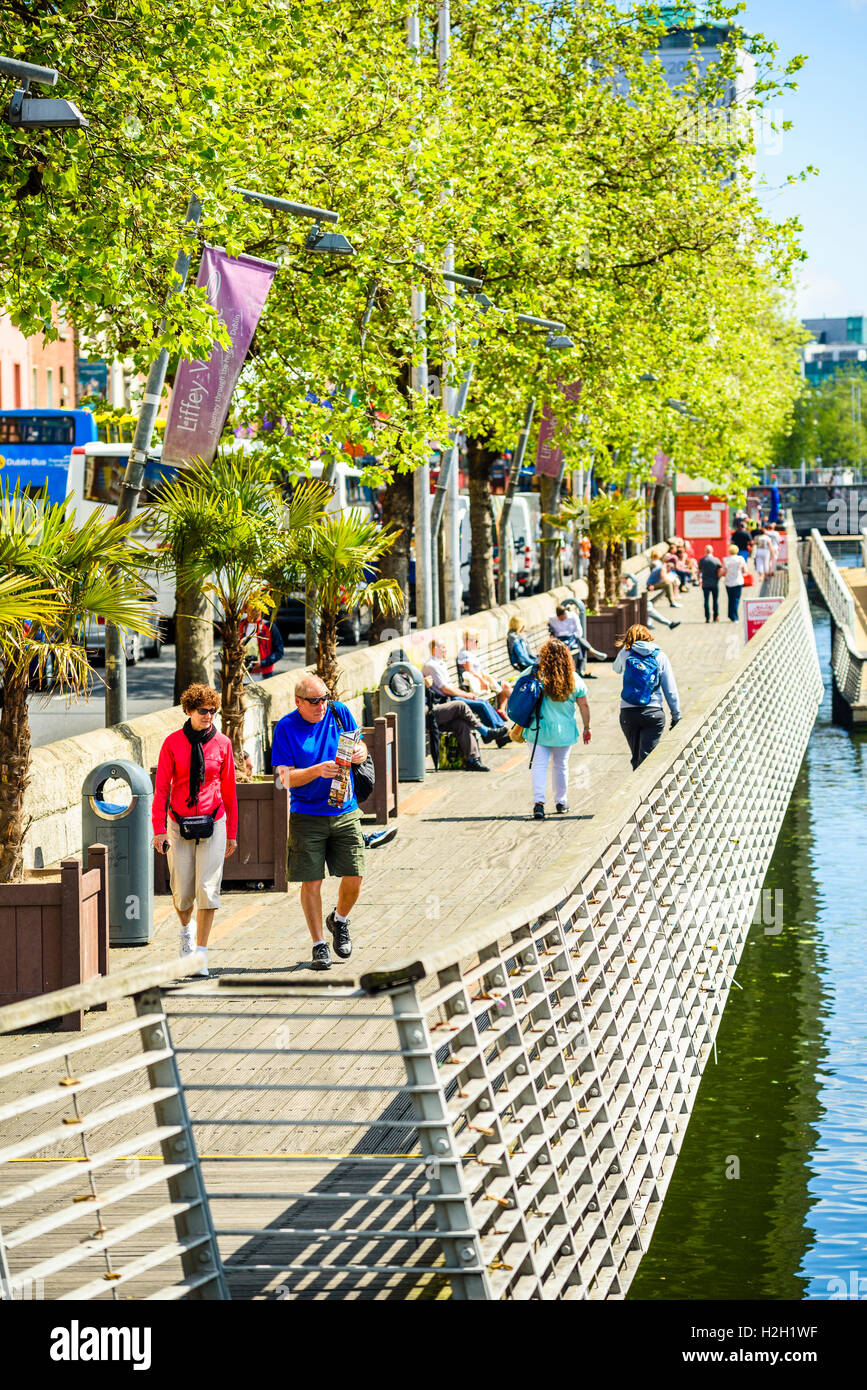Il Liffey Boardwalk lungo il fiume Liffey Dublino Irlanda Foto Stock