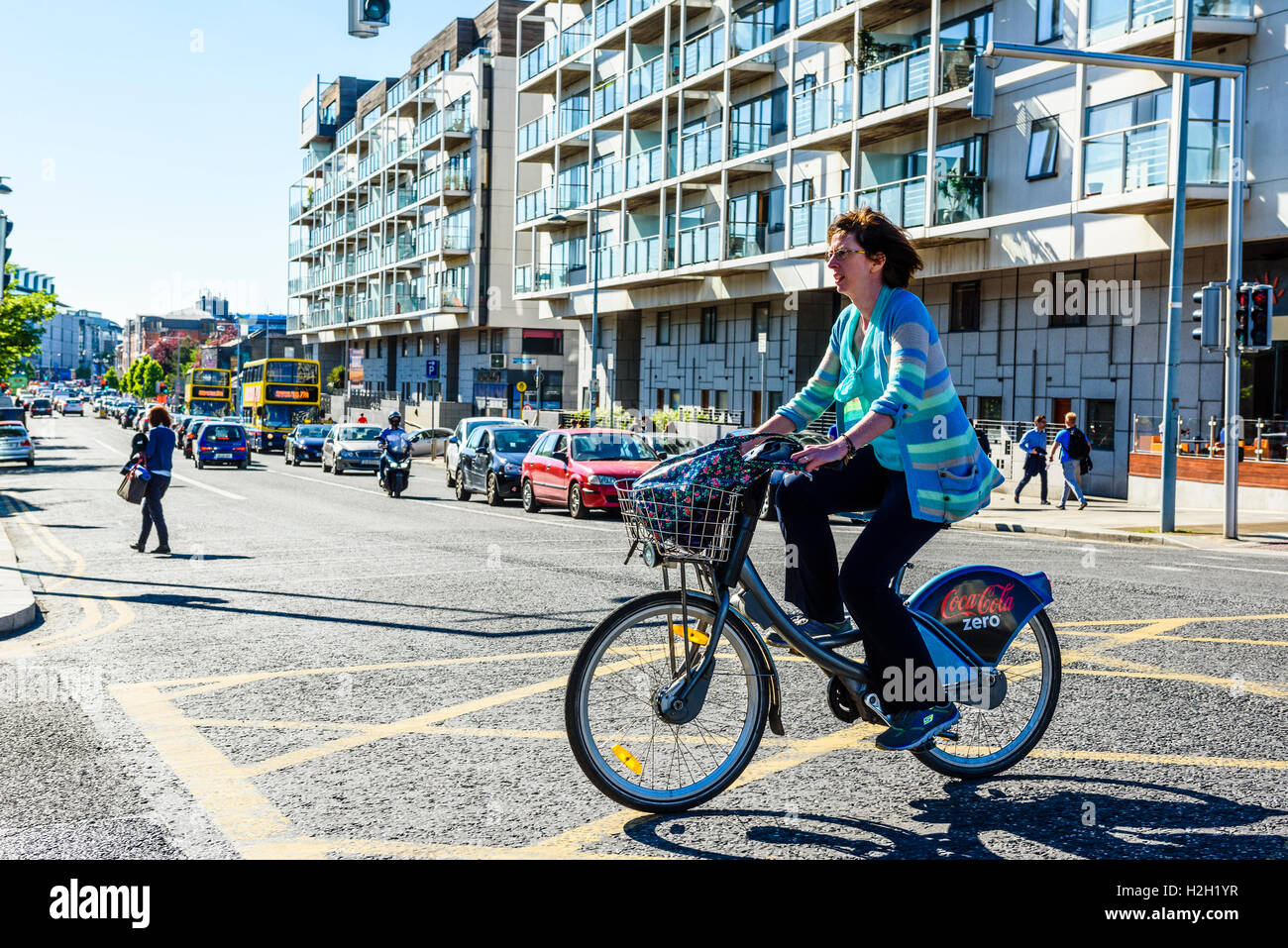 Ciclista sulla Coca-Cola Zero dublinbike allo svincolo di Grand Canal Quay e Pearse Street Dublino Irlanda Foto Stock