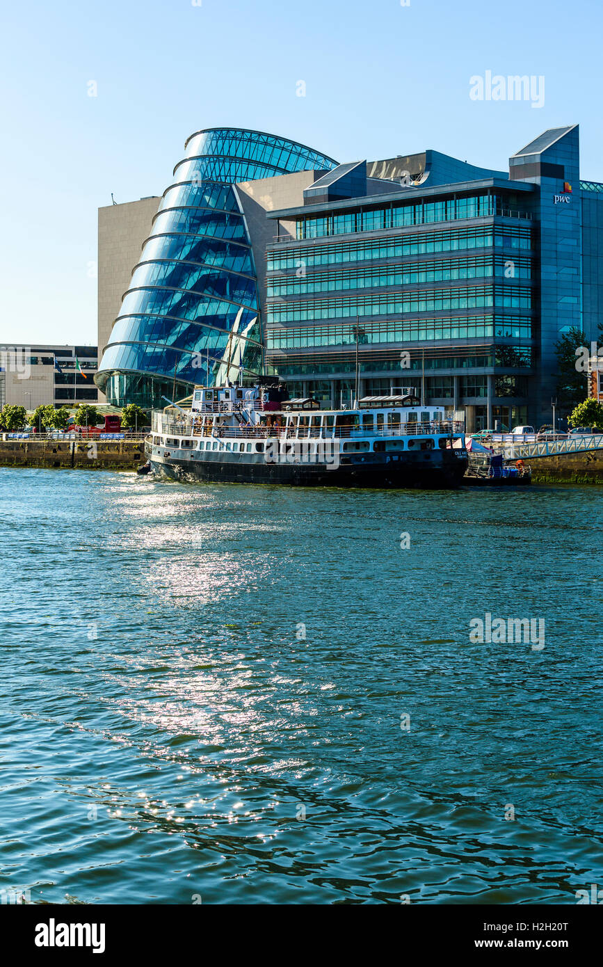 Fiume Liffey Dublino Irlanda con centro congressi a Dublino, uffici di pwc e MV Cill Airne ristorante galleggiante Foto Stock